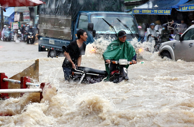 Video: Hàng loạt xe máy bị dòng nước mưa cuốn trôi ở Đồng Nai