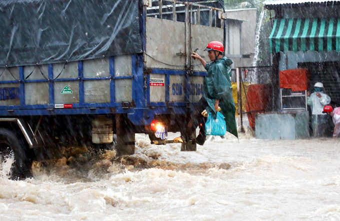 Video: Hàng loạt xe máy bị dòng nước mưa cuốn trôi ở Đồng Nai
