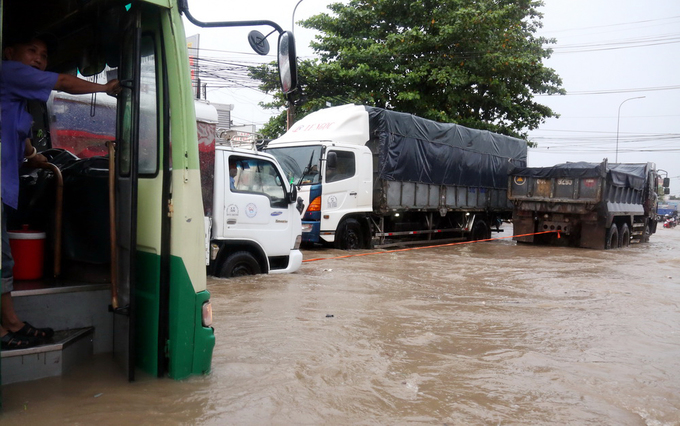 Video: Hàng loạt xe máy bị dòng nước mưa cuốn trôi ở Đồng Nai