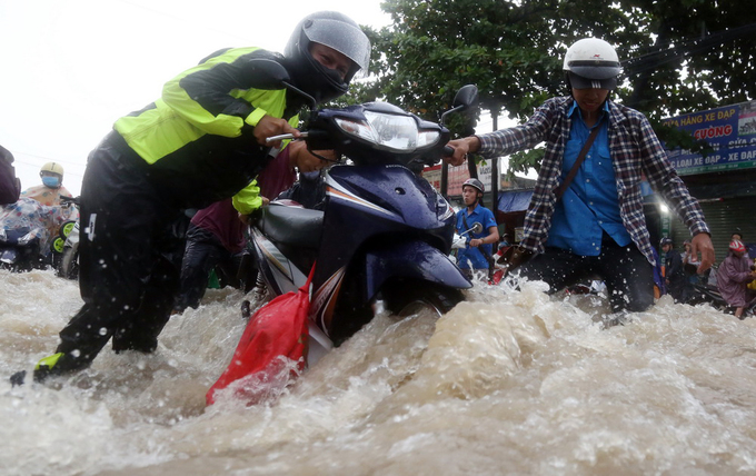 Video: Hàng loạt xe máy bị dòng nước mưa cuốn trôi ở Đồng Nai