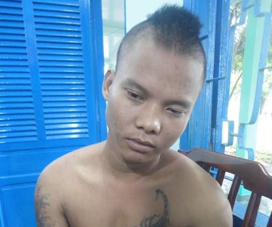 Ngáo đá đốt nhà chú ruột, rượt chém nhiều người