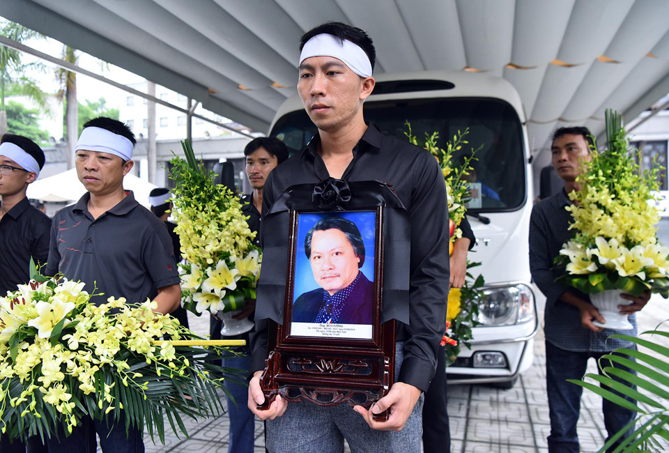 Vợ Chí Phèo Bùi Cường nằm viện khi tang lễ của chồng diễn ra