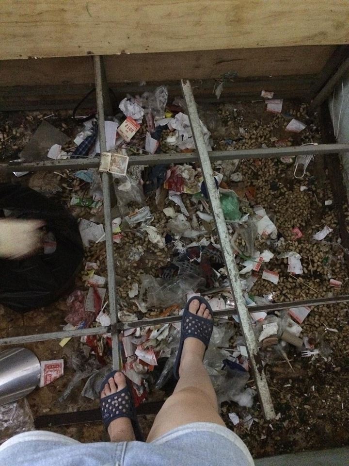 Lại xuất hiện gái xinh siêu ở bẩn, ra ngoài phấn son lồng lộn, ở nhà thì xả rác ngập ngụa gầm giường