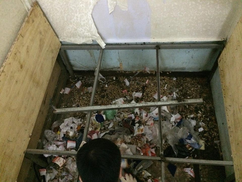 Lại xuất hiện gái xinh siêu ở bẩn, ra ngoài phấn son lồng lộn, ở nhà thì xả rác ngập ngụa gầm giường