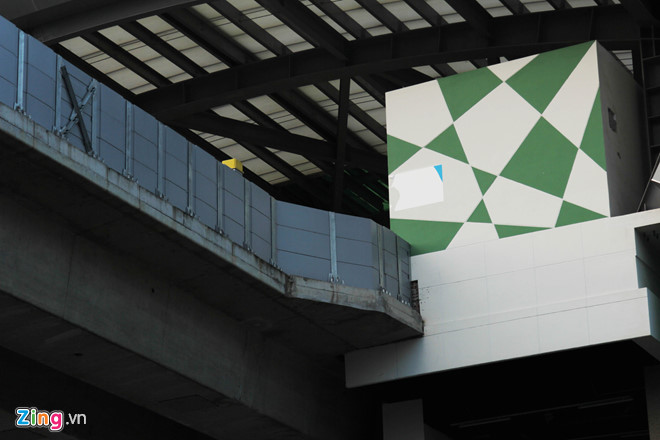 Biển tên chữ Trung Quốc gắn ở nhà ga đường sắt Cát Linh - Hà Đông