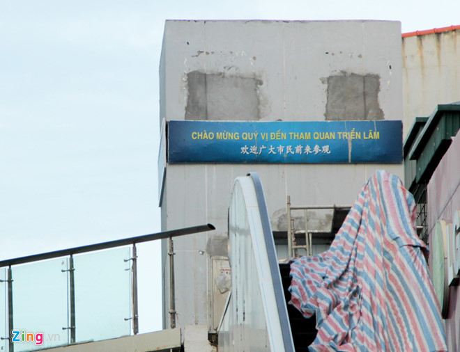 Biển tên chữ Trung Quốc gắn ở nhà ga đường sắt Cát Linh - Hà Đông