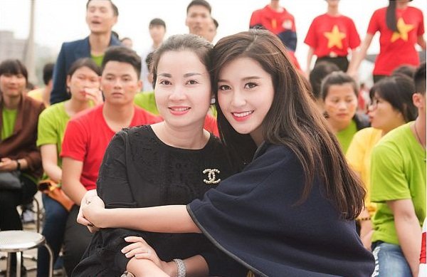 Mẹ Huyền My lên tiếng về tin đồn con gái sắp lên xe hoa