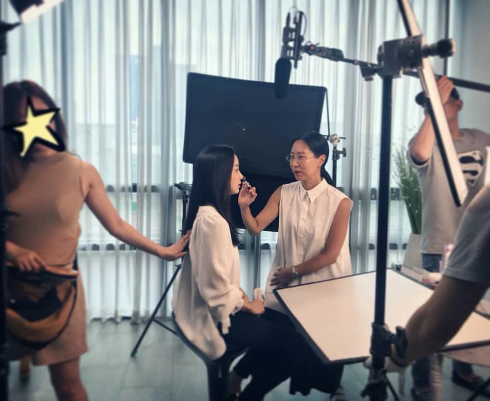 Kim Tae Hee bị chê béo, chuyên gia trang điểm đăng ảnh mi nhon nhưng lạ ở điểm này Kim Tae Hee bị chê béo, chuyên gia trang điểm đăng ảnh mi nhon nhưng lạ ở điểm này