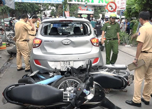 Ôtô lùi vào 3 xe máy ở Sài Gòn, nhiều người bị thương