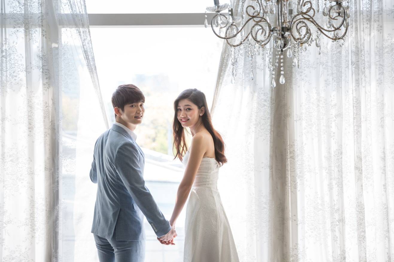 Vừa có tin đồn kết hôn với đại gia hơn 16 tuổi, Á hậu Thanh Tú tung ngay ảnh cưới với mỹ nam Hàn Vừa có tin đồn kết hôn với đại gia hơn 16 tuổi, Á hậu Thanh Tú tung ngay ảnh cưới với mỹ nam Hàn