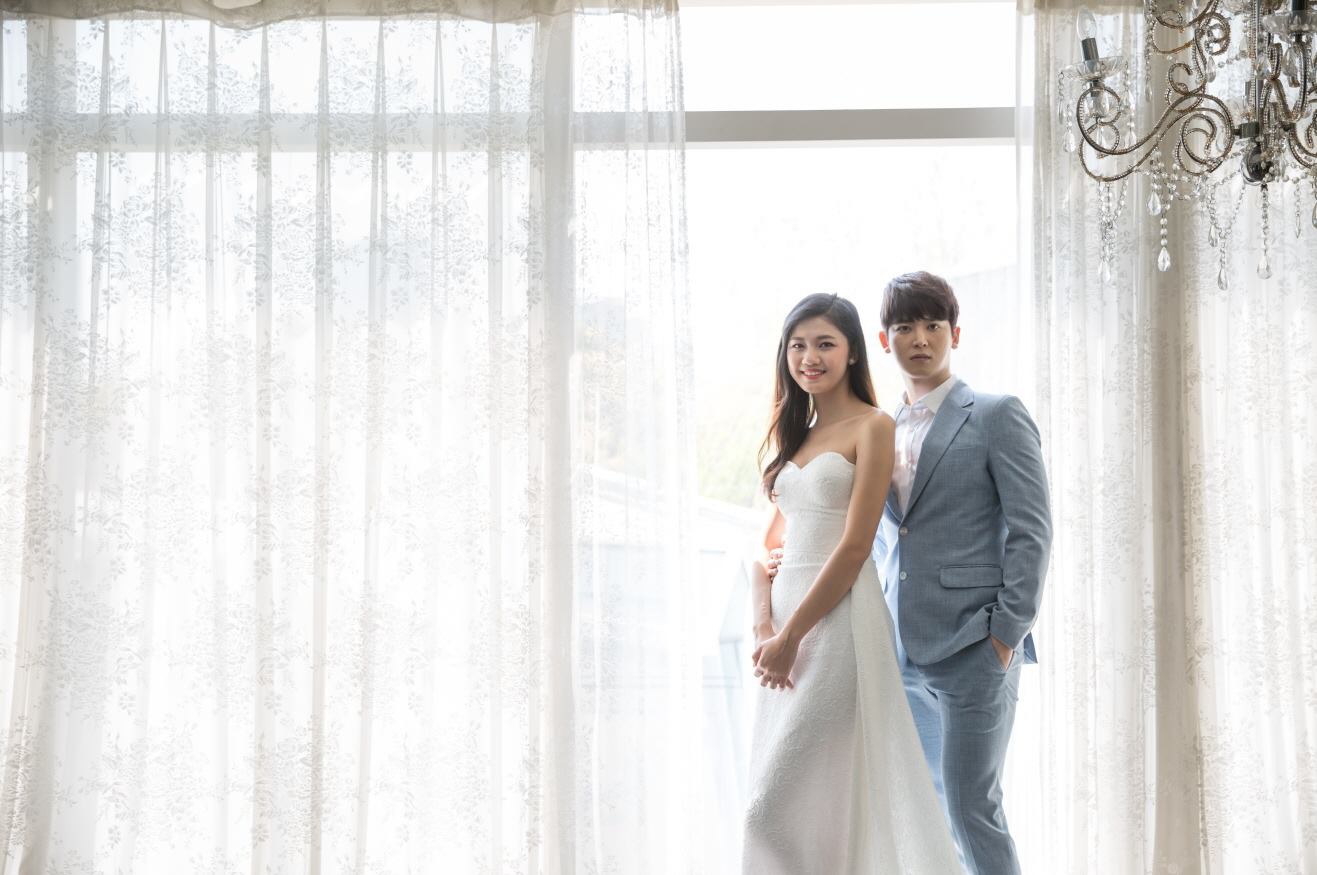 Vừa có tin đồn kết hôn với đại gia hơn 16 tuổi, Á hậu Thanh Tú tung ngay ảnh cưới với mỹ nam Hàn Vừa có tin đồn kết hôn với đại gia hơn 16 tuổi, Á hậu Thanh Tú tung ngay ảnh cưới với mỹ nam Hàn