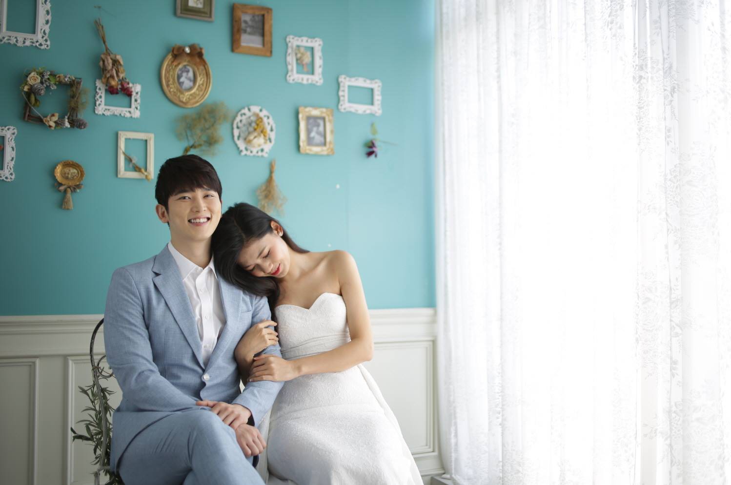 Vừa có tin đồn kết hôn với đại gia hơn 16 tuổi, Á hậu Thanh Tú tung ngay ảnh cưới với mỹ nam Hàn Vừa có tin đồn kết hôn với đại gia hơn 16 tuổi, Á hậu Thanh Tú tung ngay ảnh cưới với mỹ nam Hàn