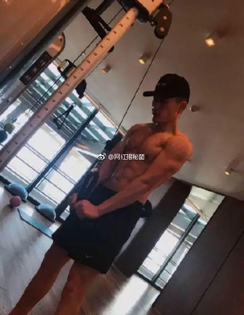 Trương Hinh Dư: Từ gái bao nhà hàng với loạt ảnh nóng đến cú thoát xác ngoạn mục trước Phạm Băng Băng Trương Hinh Dư: Từ gái bao nhà hàng với loạt ảnh nóng đến cú thoát xác ngoạn mục trước Phạm Băng Băng