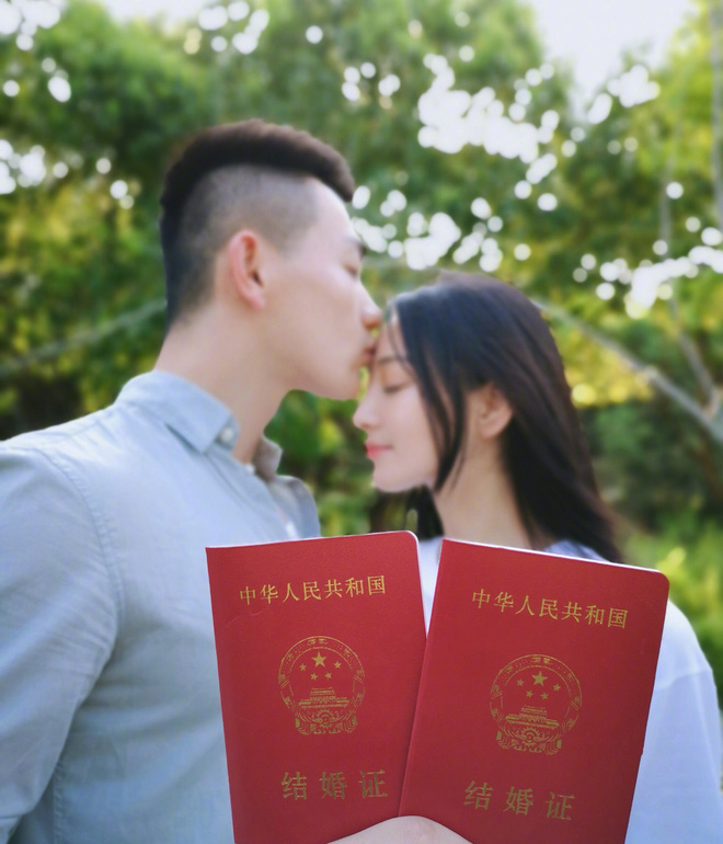 Trương Hinh Dư: Từ gái bao nhà hàng với loạt ảnh nóng đến cú thoát xác ngoạn mục trước Phạm Băng Băng Trương Hinh Dư: Từ gái bao nhà hàng với loạt ảnh nóng đến cú thoát xác ngoạn mục trước Phạm Băng Băng