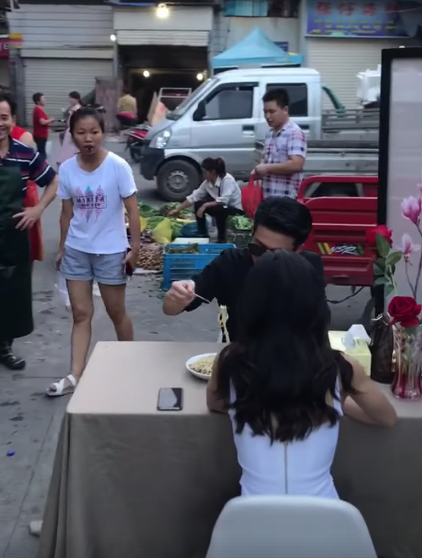 Cặp đôi gây choáng vì ăn hàng ở chợ thôi nhưng chanh sả còn hơn cả Rich Kid