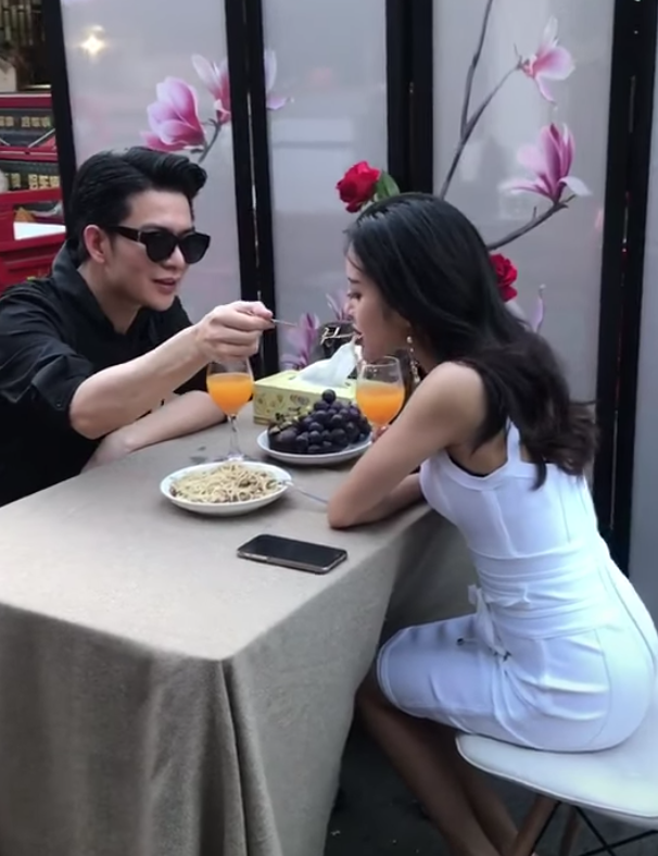 Cặp đôi gây choáng vì ăn hàng ở chợ thôi nhưng chanh sả còn hơn cả Rich Kid