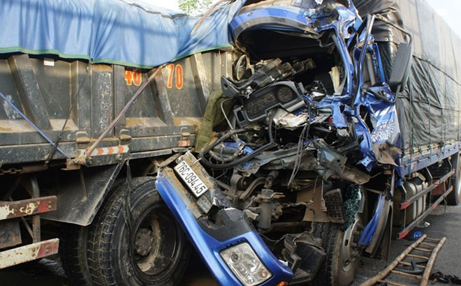 Tai nạn liên hoàn do tránh 2 con bò đi ngang đường khiến 2 người bị thương nặng