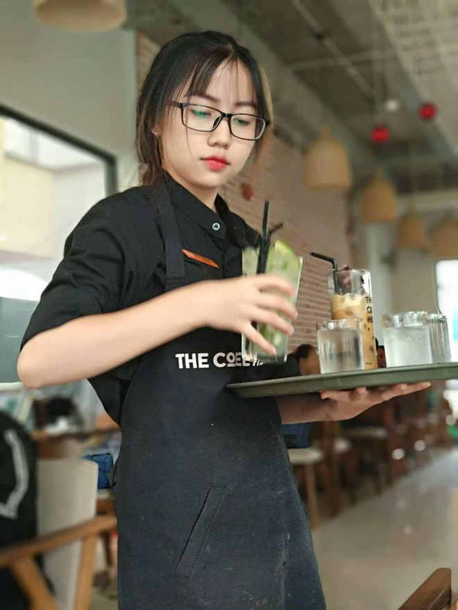 Chỉ một bức ảnh chụp trộm cô bạn phục vụ, hàng loạt thanh niên đòi cắm chốt xin Facebook bằng được