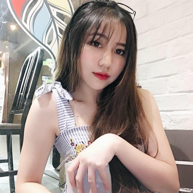 Chỉ một bức ảnh chụp trộm cô bạn phục vụ, hàng loạt thanh niên đòi cắm chốt xin Facebook bằng được Chỉ một bức ảnh chụp trộm cô bạn phục vụ, hàng loạt thanh niên đòi cắm chốt xin Facebook bằng được