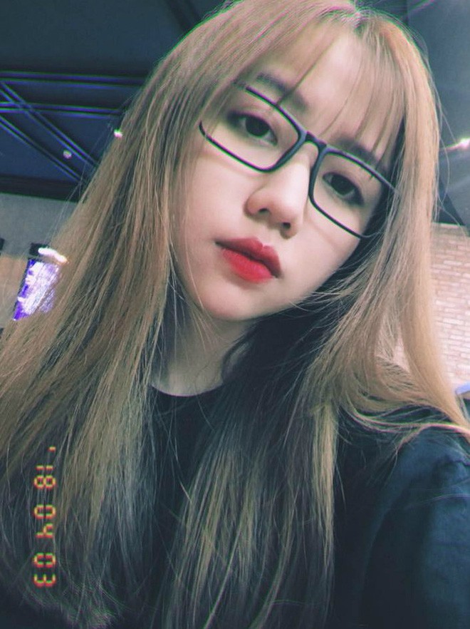 Chỉ một bức ảnh chụp trộm cô bạn phục vụ, hàng loạt thanh niên đòi cắm chốt xin Facebook bằng được Chỉ một bức ảnh chụp trộm cô bạn phục vụ, hàng loạt thanh niên đòi cắm chốt xin Facebook bằng được