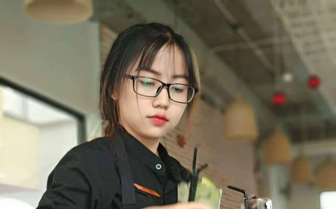 Chỉ một bức ảnh chụp trộm cô bạn phục vụ, hàng loạt thanh niên đòi cắm chốt xin Facebook bằng được Chỉ một bức ảnh chụp trộm cô bạn phục vụ, hàng loạt thanh niên đòi cắm chốt xin Facebook bằng được