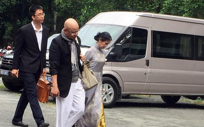 Bà Lê Hoàng Diệp Thảo nói về chồng sau cuộc gặp tại tòa: Anh chỉ ngồi như cái xác không hồn, với những văn bản đã được chuẩn bị và đánh máy sẵn sàng