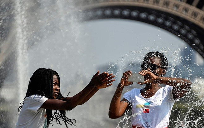 Trăm phương ngàn kế chống chọi nắng nóng kỷ lục trên khắp thế giới