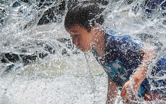 Trăm phương ngàn kế chống chọi nắng nóng kỷ lục trên khắp thế giới