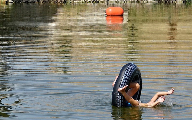 Trăm phương ngàn kế chống chọi nắng nóng kỷ lục trên khắp thế giới