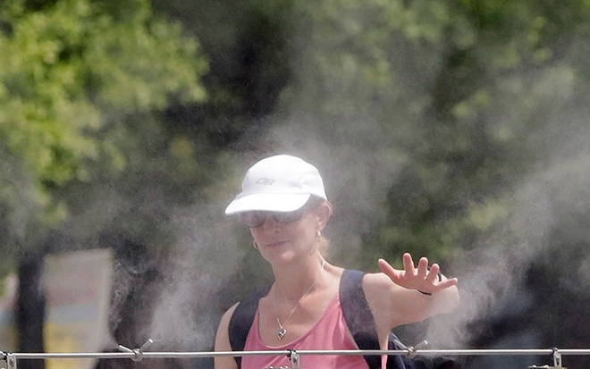 Trăm phương ngàn kế chống chọi nắng nóng kỷ lục trên khắp thế giới