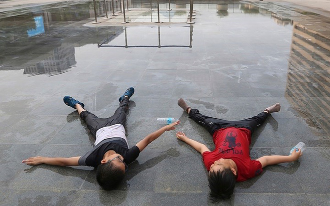 Trăm phương ngàn kế chống chọi nắng nóng kỷ lục trên khắp thế giới