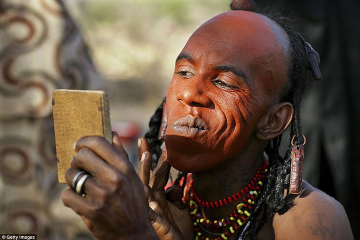 Kỳ lạ nơi phụ nữ tha hồ chọn chồng, đàn ông ra sức làm đẹp