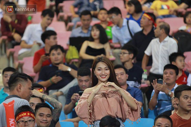 Có người yêu tin đồn xinh đẹp rạng ngời thế này đến cổ vũ, bảo sao Văn Đức U23 lại thi đấu thăng hoa