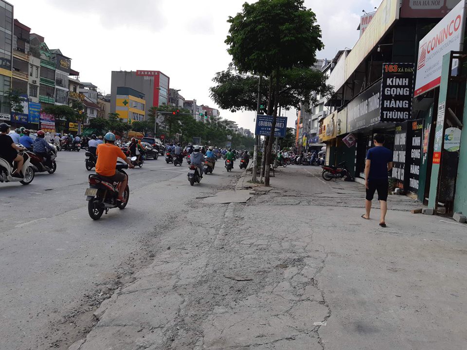 Vụ vợ bế con gặp chồng cặp bồ náo loạn phố Hà Nội: Bố và mẹ vợ cũng xuất hiện khi đánh ghen