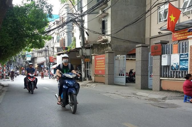 Vụ vợ bế con gặp chồng cặp bồ náo loạn phố Hà Nội: Bố và mẹ vợ cũng xuất hiện khi đánh ghen