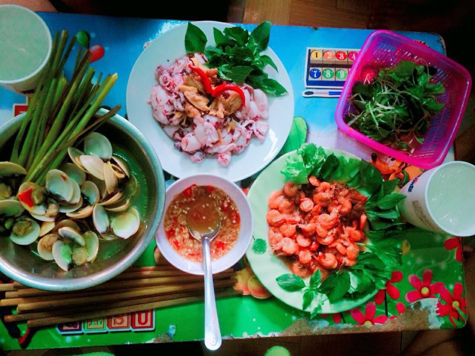 Khoe mâm cơm 30k đầy ắp mực tôm, hội chị em nghi ngờ chém gió, cô gái giải thích xong ai cũng bảo số hưởng