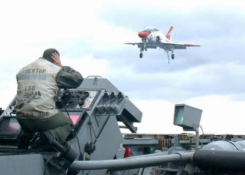 Mỹ nâng cấp khẩn máy bay T-45 Goshawk