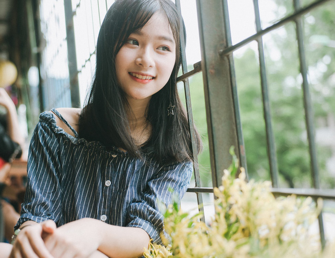 Chụp một bộ hình ngẫu hứng trong quán cafe trú mưa, 10X xinh xắn đã được nghìn chàng trai xin info Chụp một bộ hình ngẫu hứng trong quán cafe trú mưa, 10X xinh xắn đã được nghìn chàng trai xin info