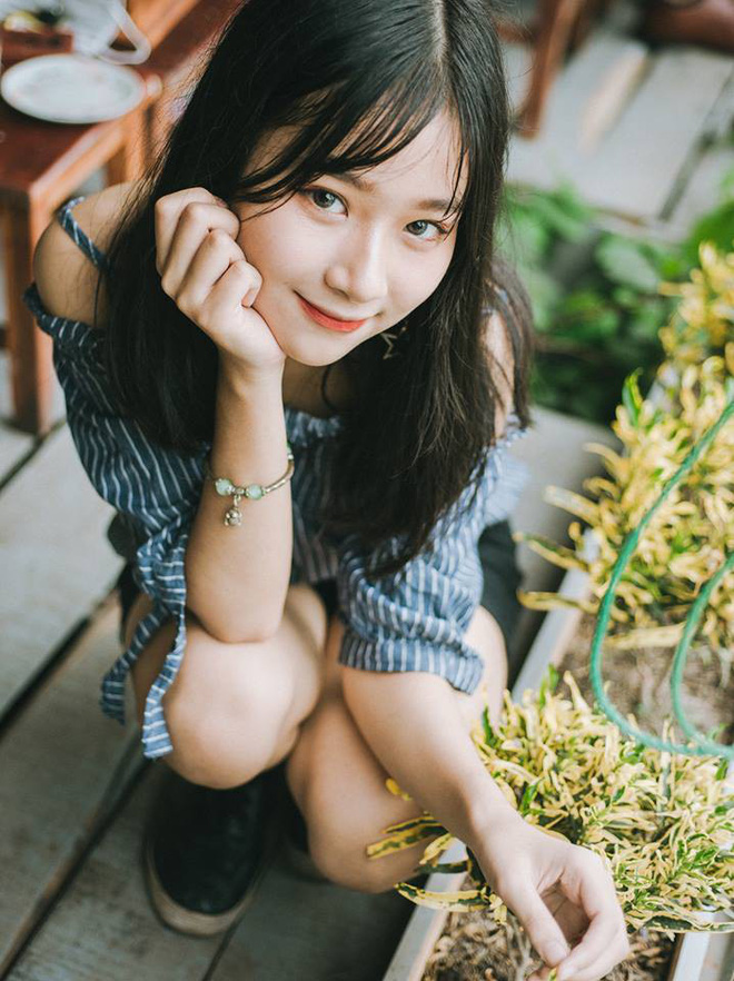 Chụp một bộ hình ngẫu hứng trong quán cafe trú mưa, 10X xinh xắn đã được nghìn chàng trai xin info Chụp một bộ hình ngẫu hứng trong quán cafe trú mưa, 10X xinh xắn đã được nghìn chàng trai xin info
