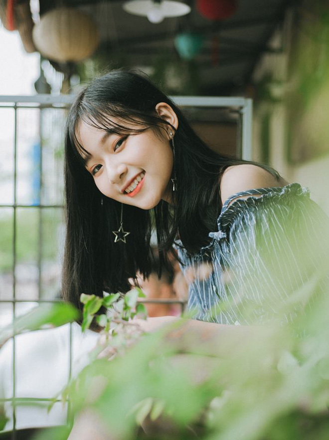 Chụp một bộ hình ngẫu hứng trong quán cafe trú mưa, 10X xinh xắn đã được nghìn chàng trai xin info Chụp một bộ hình ngẫu hứng trong quán cafe trú mưa, 10X xinh xắn đã được nghìn chàng trai xin info