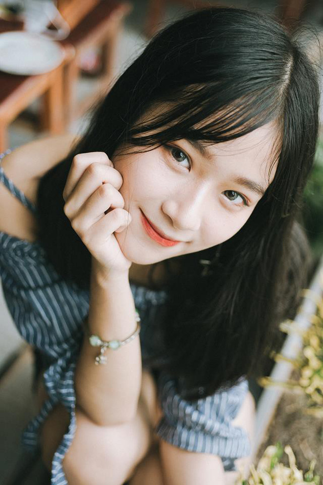 Chụp một bộ hình ngẫu hứng trong quán cafe trú mưa, 10X xinh xắn đã được nghìn chàng trai xin info