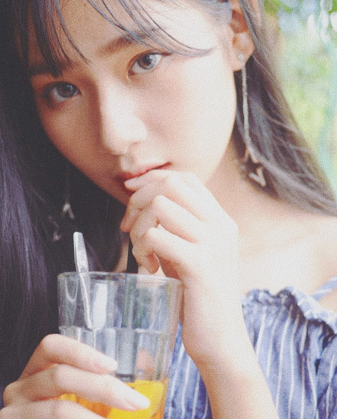 Chụp một bộ hình ngẫu hứng trong quán cafe trú mưa, 10X xinh xắn đã được nghìn chàng trai xin info