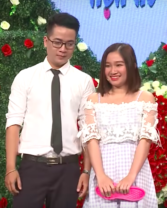 Chàng trai tặng dép tổ ong màu hồng vì muốn nâng niu đôi chân bạn gái trong Bạn muốn hẹn hò