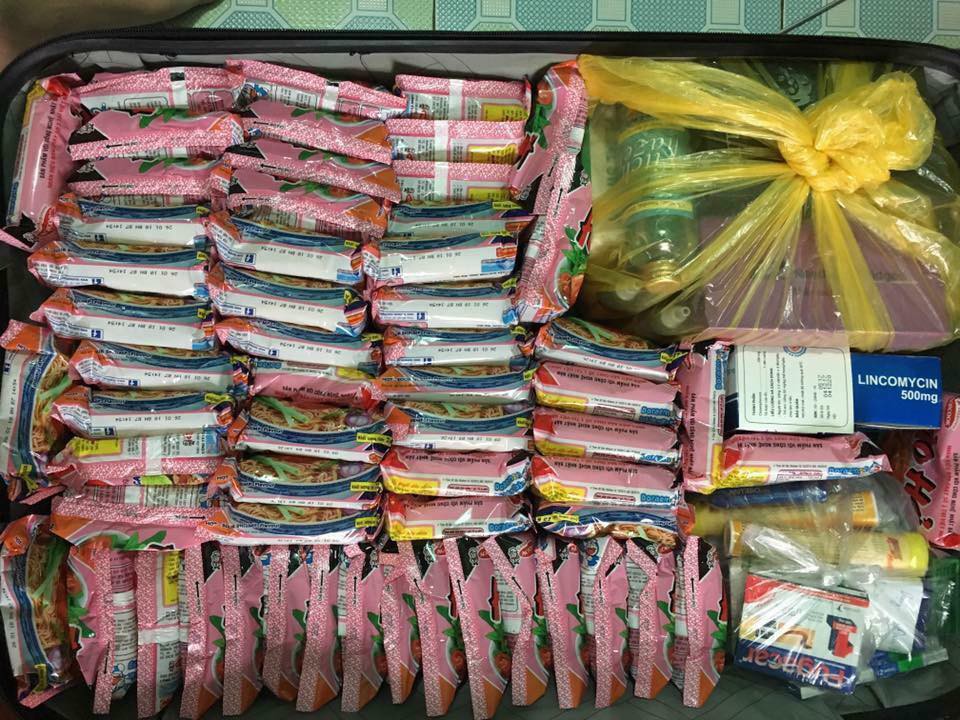 Hết băng vệ sinh, du học sinh Việt lại đua nhau khoe vali chứa đầy mì tôm vì sợ ở bển không bán!