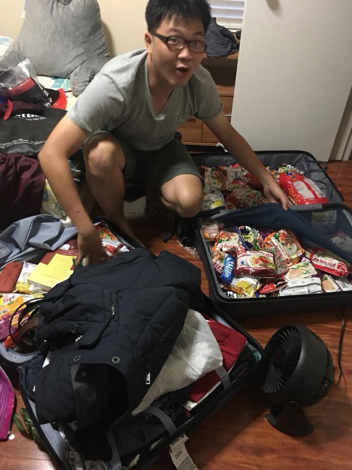 Hết băng vệ sinh, du học sinh Việt lại đua nhau khoe vali chứa đầy mì tôm vì sợ ở bển không bán!