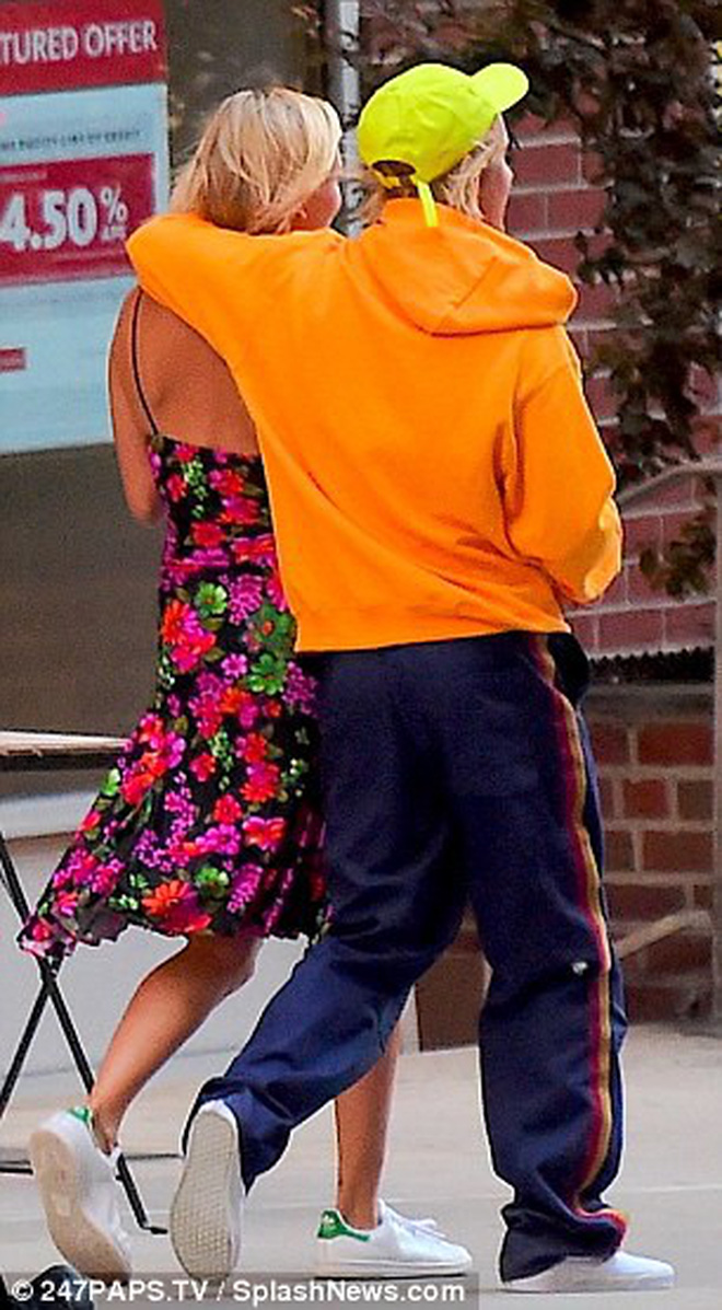 Justin Bieber nắm tay Hailey Baldwin tung tăng băng qua đường siêu lãng mạn và đáng yêu Justin Bieber nắm tay Hailey Baldwin tung tăng băng qua đường siêu lãng mạn và đáng yêu