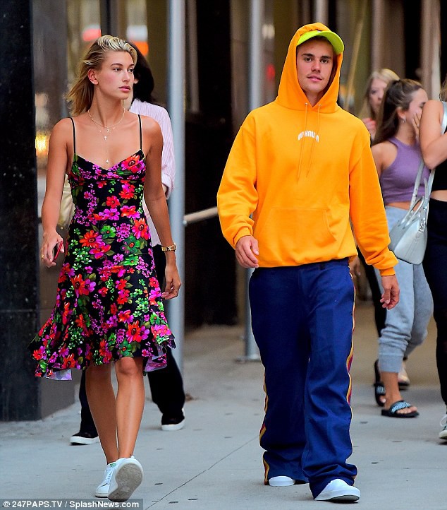 Justin Bieber nắm tay Hailey Baldwin tung tăng băng qua đường siêu lãng mạn và đáng yêu Justin Bieber nắm tay Hailey Baldwin tung tăng băng qua đường siêu lãng mạn và đáng yêu