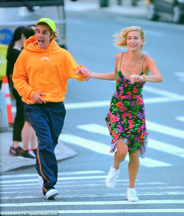 Justin Bieber nắm tay Hailey Baldwin tung tăng băng qua đường siêu lãng mạn và đáng yêu Justin Bieber nắm tay Hailey Baldwin tung tăng băng qua đường siêu lãng mạn và đáng yêu