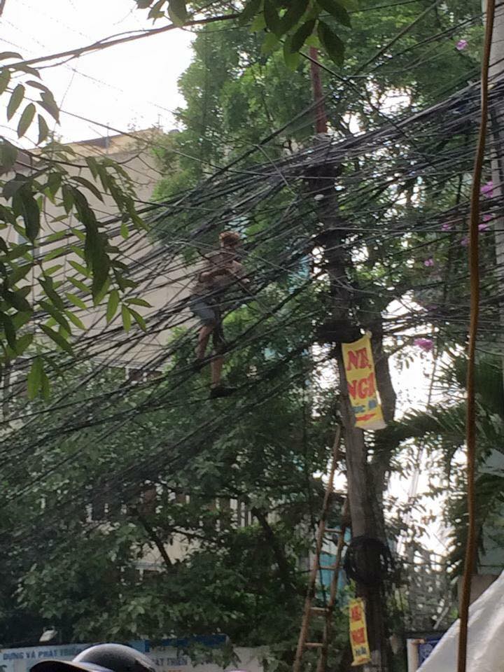 Hà Nội: Thanh niên tóc vàng trèo lên sửa điện, bà con xóm phố và cư dân mạng lại cứ tưởng ngáo đá