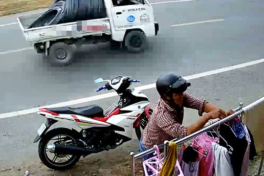 Nam thanh niên giữa ban ngày trộm đồ lót nữ, giấu vào quần rồi phóng đi như bay